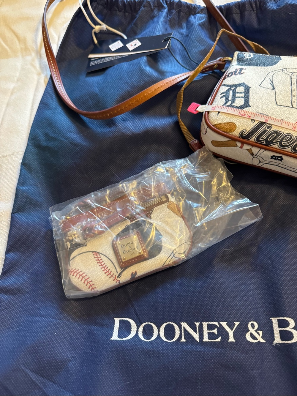Dooney & Bourke White Detroit Tigers Crossbody Bag with Tan Trim - Picture 4 of 6
